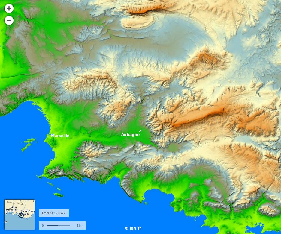 Carte des reliefs autour d'Aubagne.
Le massif des Calanques (~400 m) au sud, le massif de l'Étoile et du Garlaban (~700 m) au nord-ouest, le massif de la Sainte Baume (~1000 m) au nord-est et à l'est.
La station de Météo-France, à 130 m d'latitude, est marquée d'une croix. Carte des reliefs autour d'Aubagne.
Le massif des Calanques (~400 m) au sud, le massif de l'Étoile et du Garlaban (~700 m) au nord-ouest, le massif de la Sainte Baume (~1000 m) au nord-est et à l'est.
La station de Météo-France, à 130 m d'latitude, est marquée d'une croix.