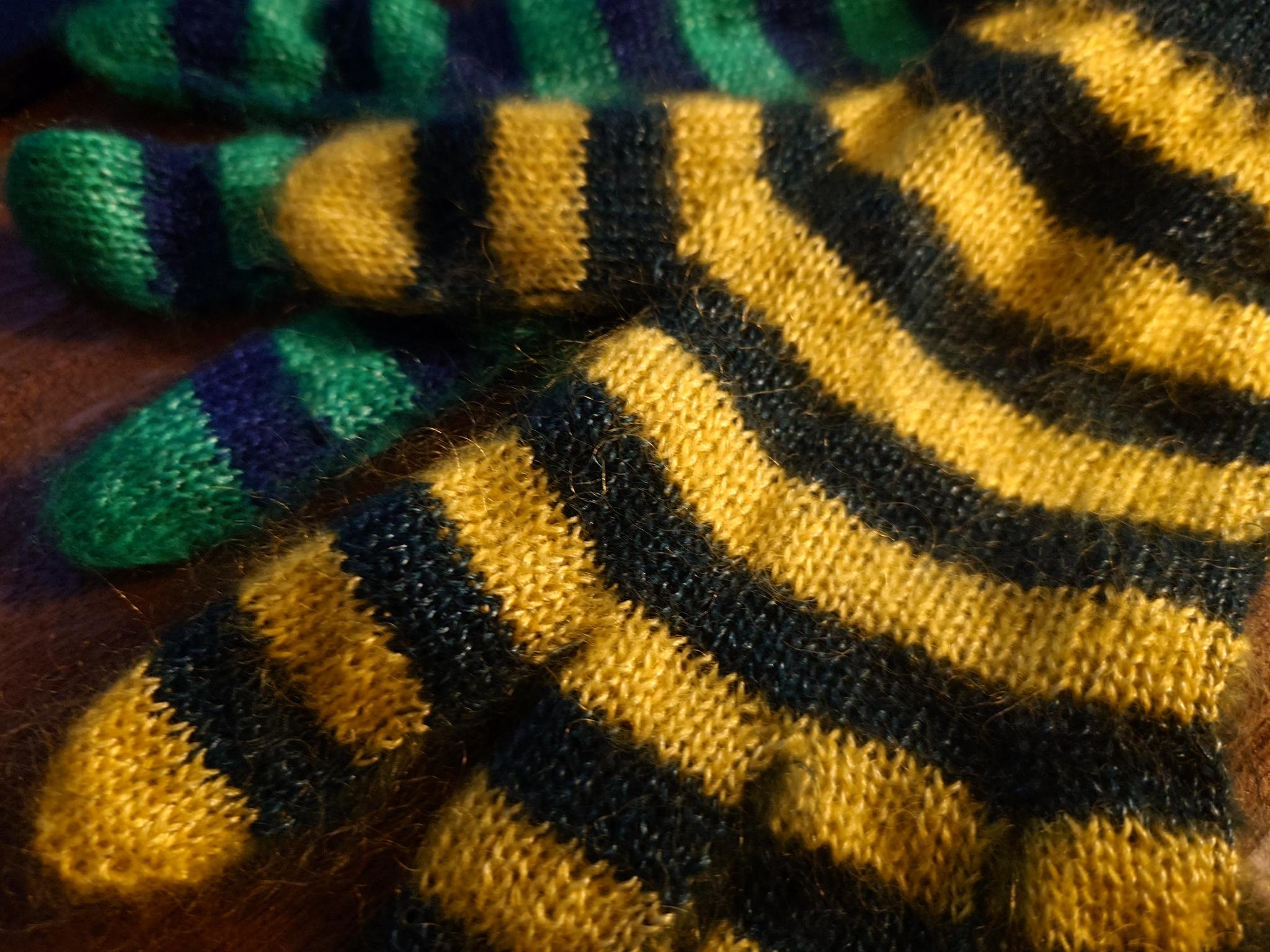 Photo de 2 gants en poil de mohair, mélange de poil de chèvre et soie. Elles filochent un peu mais c'est son aspect naturel.
Le premier gant a des couleur jaunes ananas et des bandes verts foncés comme les épinards cuits.
Le deuxième gant est vert menthe, clair, avec des bandes de bleu foncé, outremer Photo de 2 gants en poil de mohair, mélange de poil de chèvre et soie. Elles filochent un peu mais c'est son aspect naturel.
Le premier gant a des couleur jaunes ananas et des bandes verts foncés comme les épinards cuits.
Le deuxième gant est vert menthe, clair, avec des bandes de bleu foncé, outremer