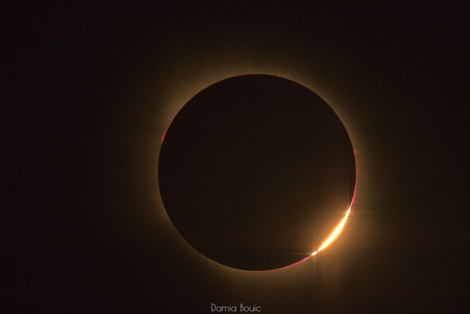 La troisième contact. La Lune lâche prise sur le Soleil, de façon inévitable. Celui-ci envoie ses rayons sur le bord lunaire qui forme un anneau de diamant. On voit encore la basse atmosphère solaire, qui s'efface devant la luminosité croissante. La troisième contact. La Lune lâche prise sur le Soleil, de façon inévitable. Celui-ci envoie ses rayons sur le bord lunaire qui forme un anneau de diamant. On voit encore la basse atmosphère solaire, qui s'efface devant la luminosité croissante.