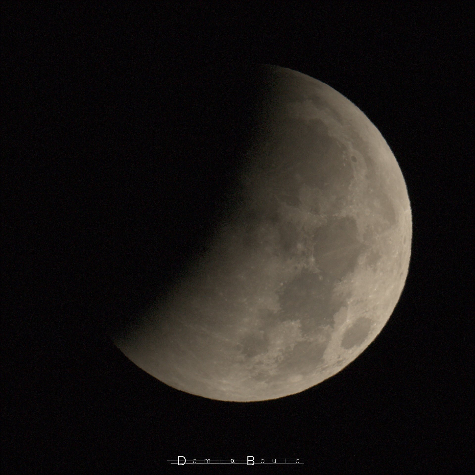 La Pleine Lune, dont toute une partie est plongée dans l'ombre de la Terre, qui forme une douce courbe arrondie sur le disque lunaire. La Pleine Lune, dont toute une partie est plongée dans l'ombre de la Terre, qui forme une douce courbe arrondie sur le disque lunaire.