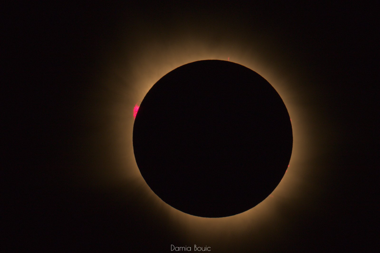 Le Soleil totalement éclipsé. Enfin ! La couronne solaire peu se déployer autour d'une Lune noire. C'est un peu comme du duvet, des plumes qui émanent de ce puits. Le Soleil totalement éclipsé. Enfin ! La couronne solaire peu se déployer autour d'une Lune noire. C'est un peu comme du duvet, des plumes qui émanent de ce puits.