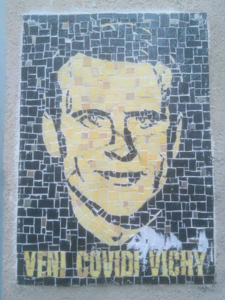 Portrait de Macron en mosaïque.
En dessous, il est écrit "Veni, Covidi, Vichy", ce qui résume joliment le parcours de notre César moderne ! Portrait de Macron en mosaïque.
En dessous, il est écrit "Veni, Covidi, Vichy", ce qui résume joliment le parcours de notre César moderne !