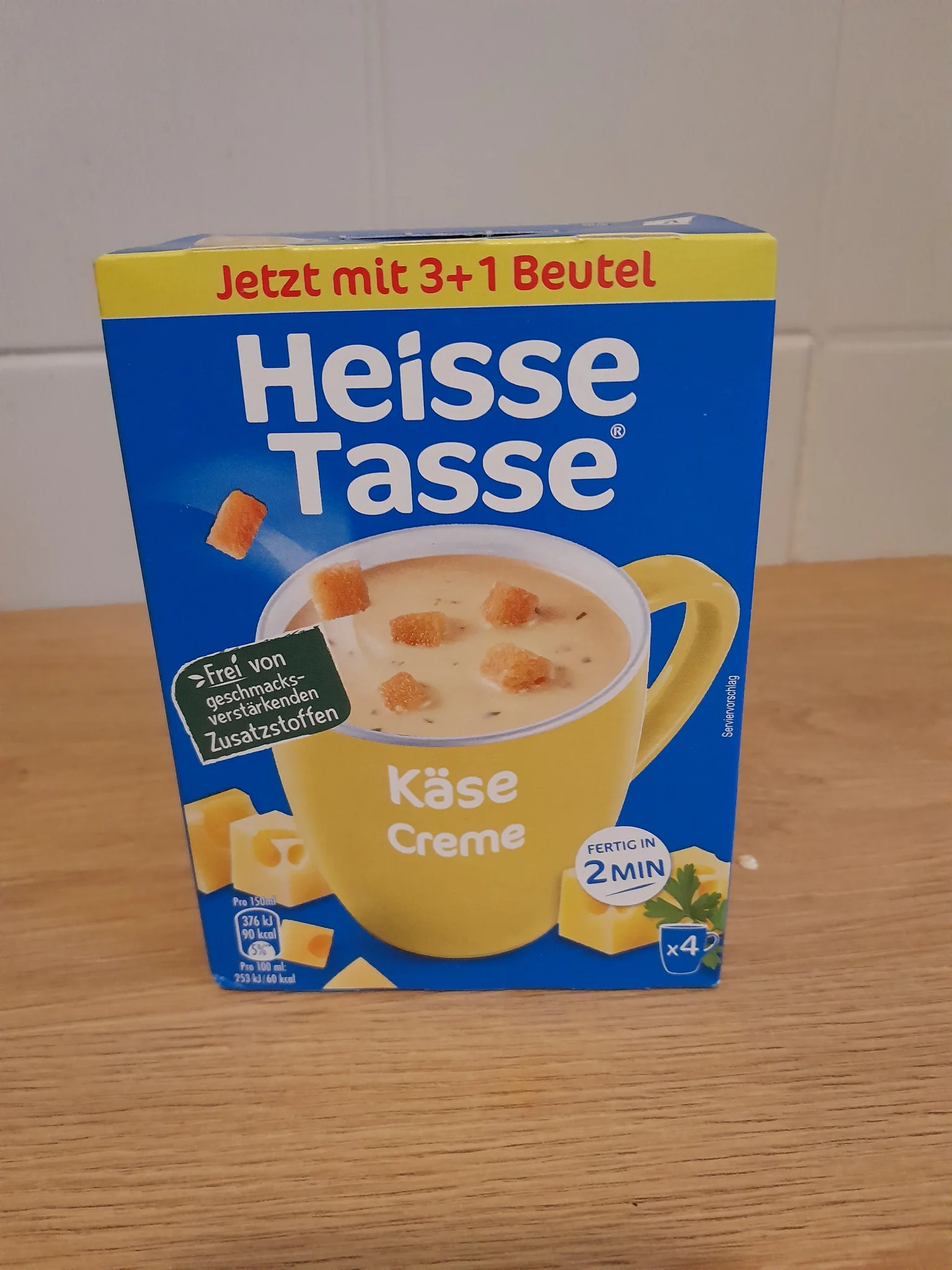 L'emballage du truc, un petit carton bleu avec une illustration de tasse remplie de la soupe fromage crême. L'emballage du truc, un petit carton bleu avec une illustration de tasse remplie de la soupe fromage crême.