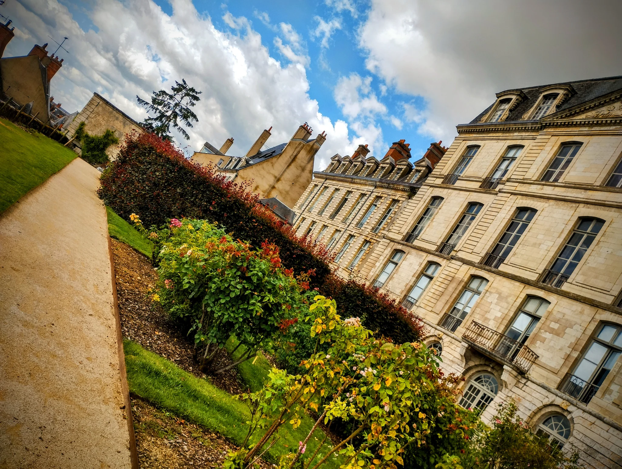 Chemin parc floral et mairie de Blois Chemin parc floral et mairie de Blois