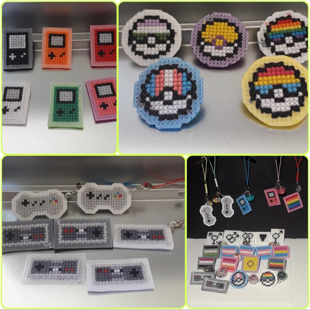Montage de plusieurs photos réunissant diverses broderies, pokeball au couleur des drapeaux queer, manette NES et SNES, mini game boy colorées et des drapeau des fiertés Montage de plusieurs photos réunissant diverses broderies, pokeball au couleur des drapeaux queer, manette NES et SNES, mini game boy colorées et des drapeau des fiertés