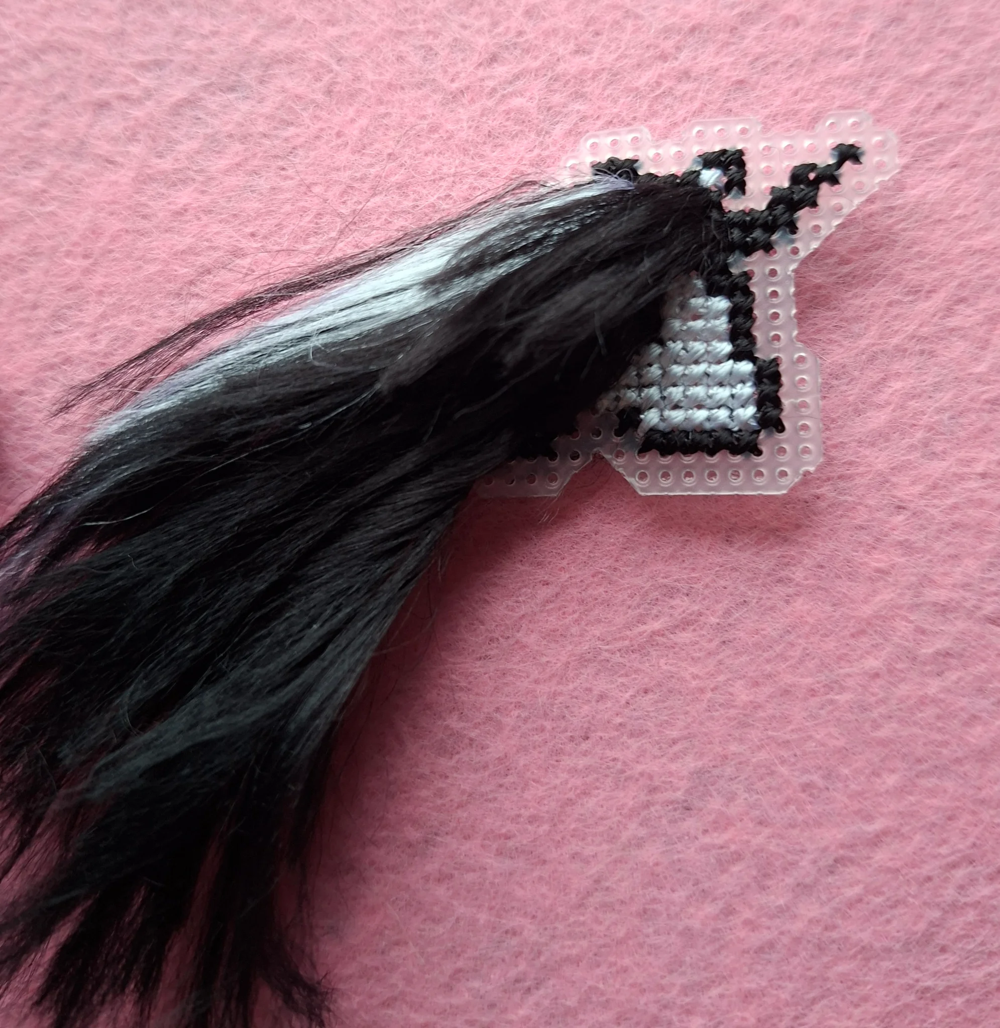 Licorne brodée avec la crinière type cheveux de poupée Licorne brodée avec la crinière type cheveux de poupée