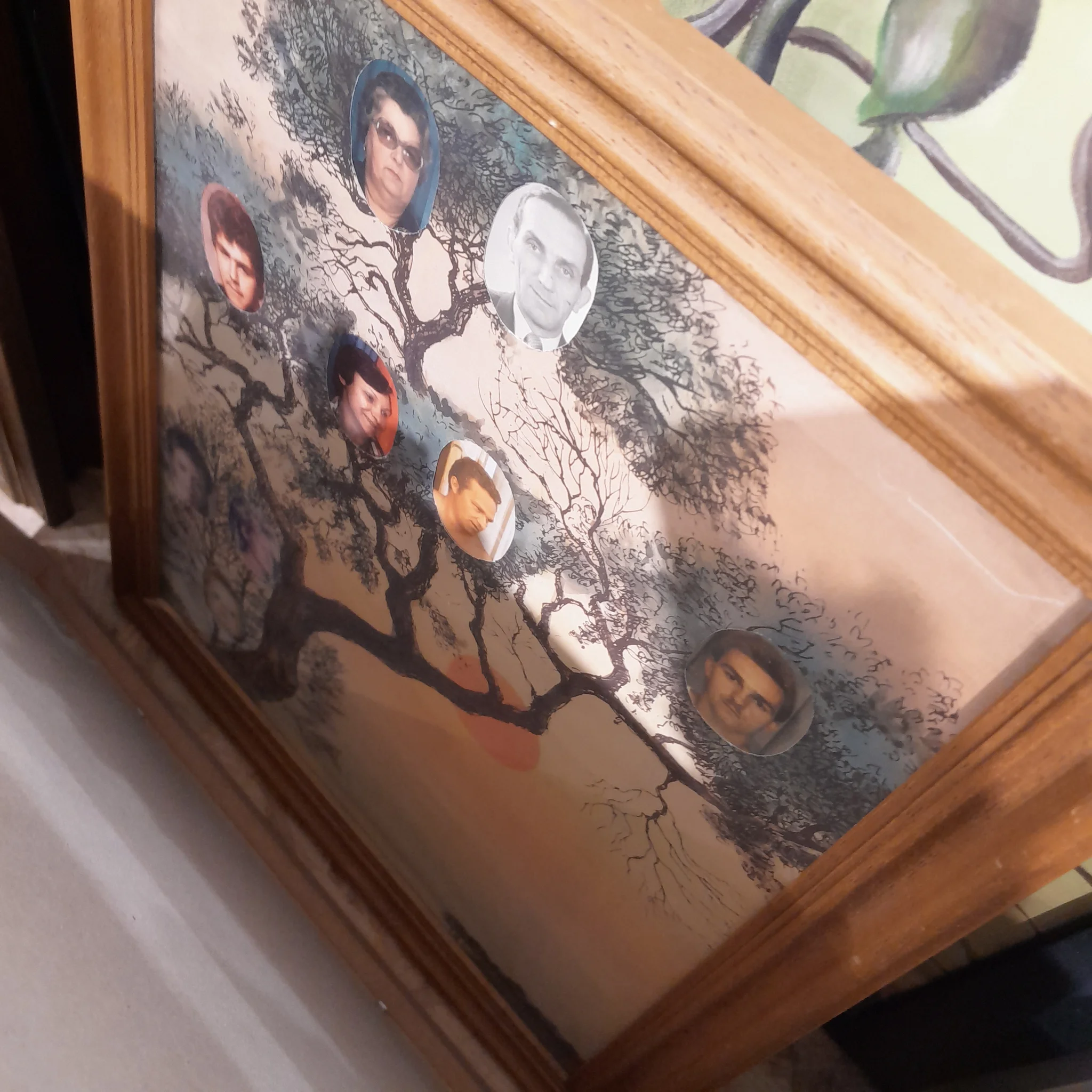 Angle dégueulasse d'une photo d'arbre sur laquelle ont été collés des portraits de différents membre d'une même famille. Très kitsch, très mignon, très amateur, très choupi Angle dégueulasse d'une photo d'arbre sur laquelle ont été collés des portraits de différents membre d'une même famille. Très kitsch, très mignon, très amateur, très choupi