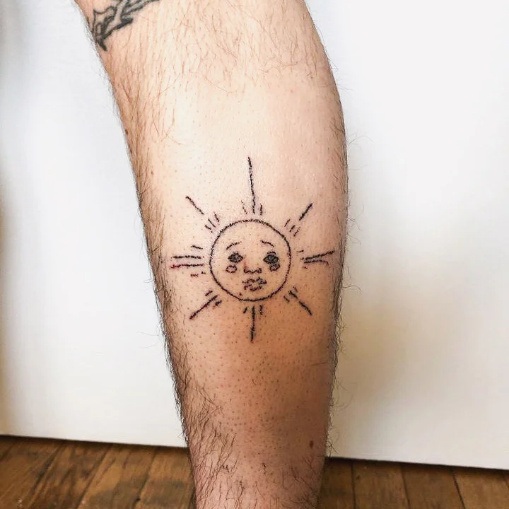 Le soleil, tatoué sur un mollet Le soleil, tatoué sur un mollet