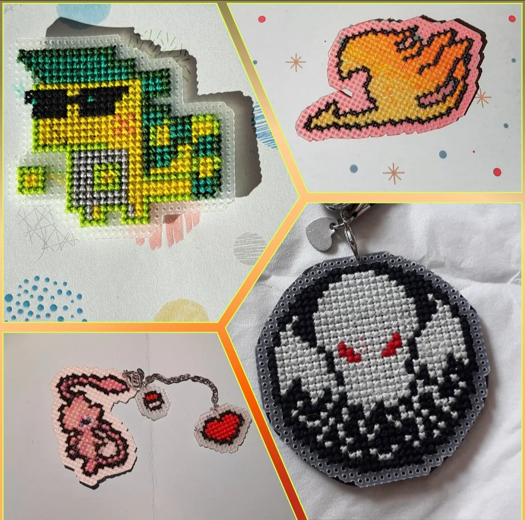 Montage où j'ai pu réunir plusieurs photo de broderie : Mew, chtulhu, faire tale et Ajaw Montage où j'ai pu réunir plusieurs photo de broderie : Mew, chtulhu, faire tale et Ajaw