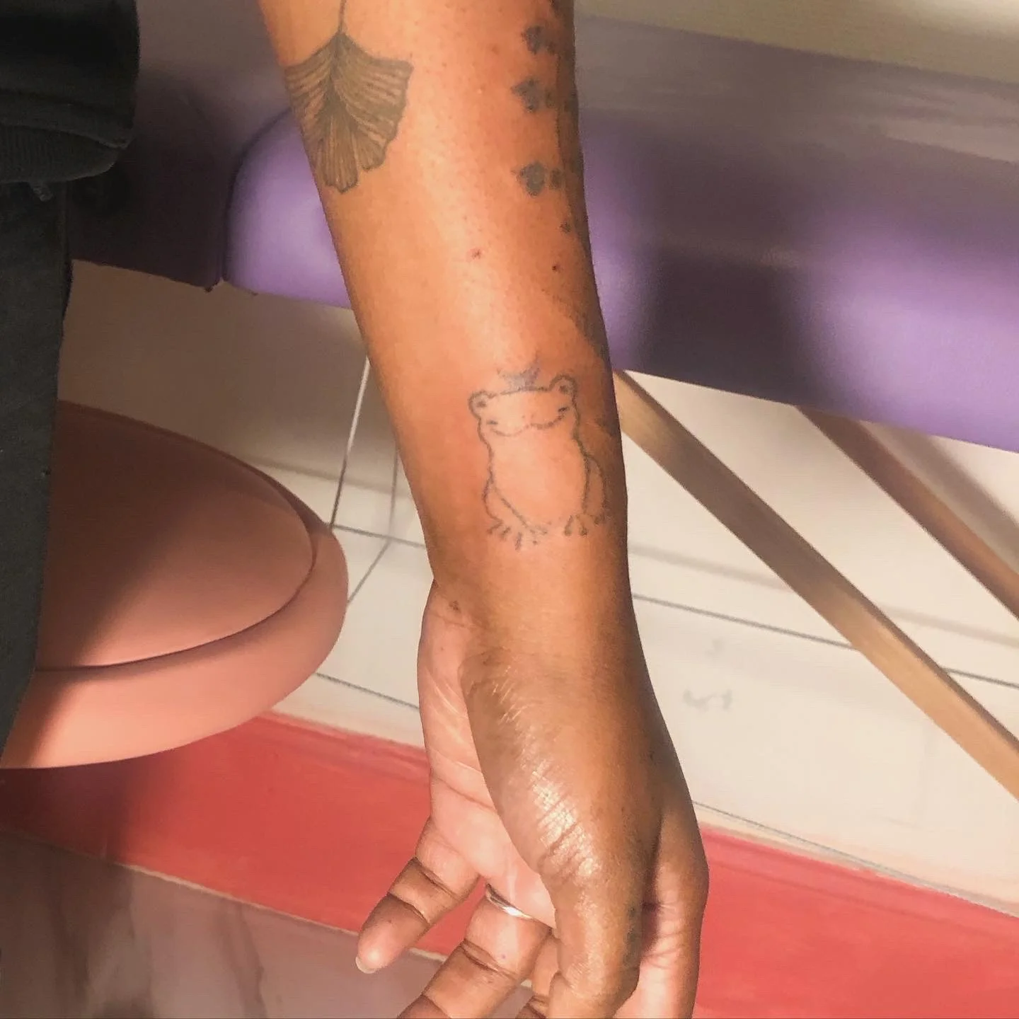 Une grenouille, tatouée sur le poignet gauche Une grenouille, tatouée sur le poignet gauche
