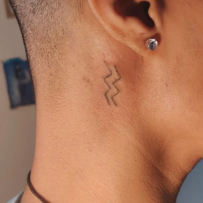 Le signe du verseau, à la verticale, sous l'oreille droite Le signe du verseau, à la verticale, sous l'oreille droite